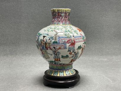 Vase en porcelaine de Chine sur socle bois....