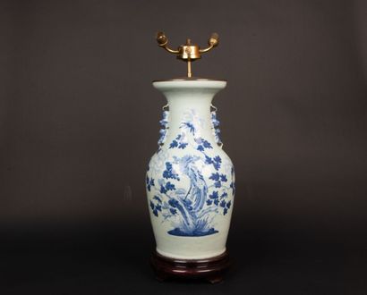 Lampe en porcelaine de Chine sur socle bois,...