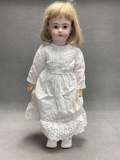 Poupée tête biscuit
DEP
H. :65 cm.