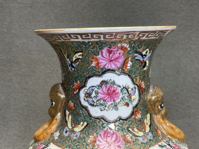 CHINE Deux vases en porcelaine décor Canton...