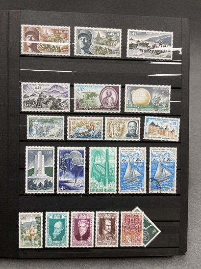 Cinq albums de timbres Français.