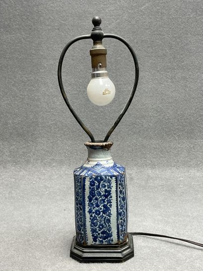 Pied de lampe en faïence. 
H. :37 cm.