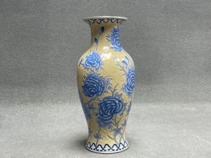 Vase en porcelaine asiatique à décor de fleurs...