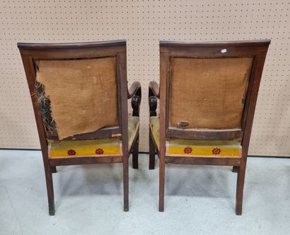 Paire de fauteuils crosse en placage d'acajou,...