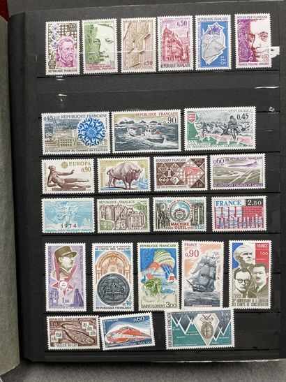 Cinq albums de timbres Français.