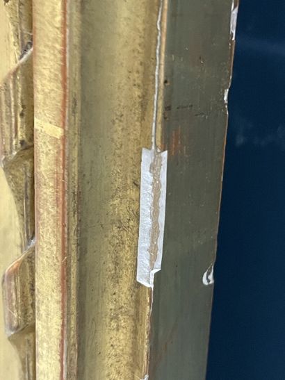 Miroir cadre en bois et stuc doré style Louis...