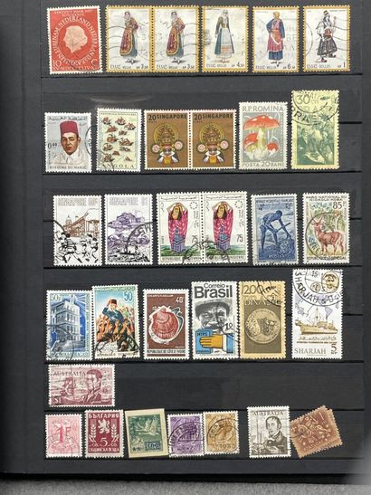 Sept albums de timbres étranger.