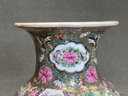 CHINE Deux vases en porcelaine décor Canton...