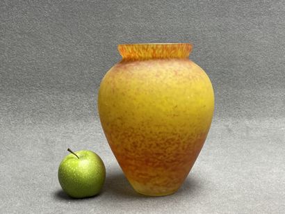 Vase en verre marbré. 
H. :23 cm.