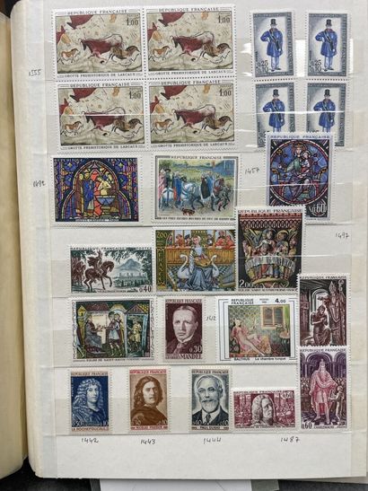 Cinq albums de timbres Français.