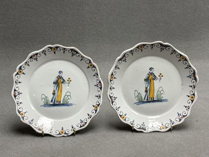 NEVERS.
Paire d'assiettes en faïence à décor...