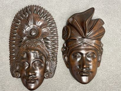 Deux masques en bois sculptée. 
30 x 18 cm...