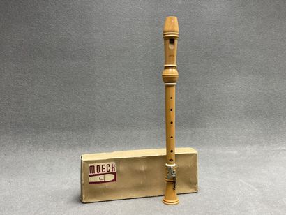 Moeck. 
Flûte en bois. 
L. :48 cm.