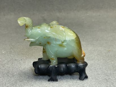 Deux sculptures en jadeite. 
H. :8,5 cm et...