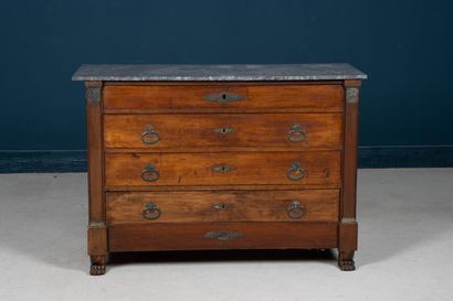 Commode en noyer, pieds griffe, ouvrant à...