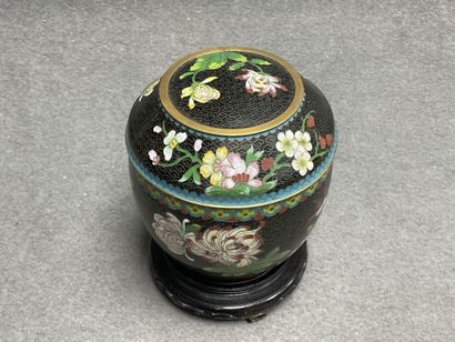 Pot couvert en émaux cloisonnés sur socle...
