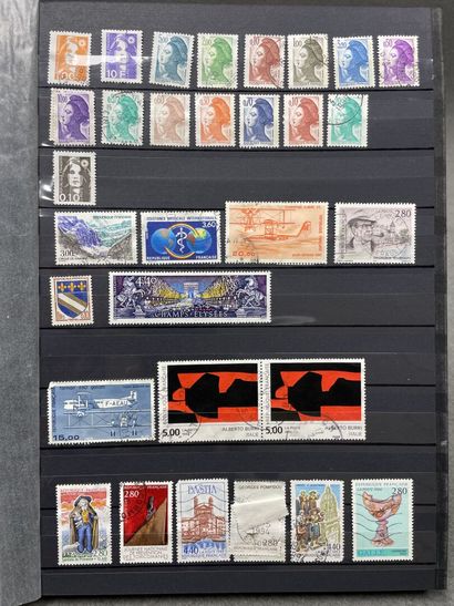Cinq albums de timbres Français.