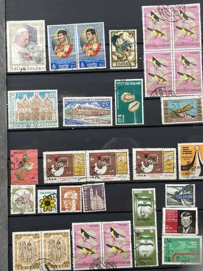 Sept albums de timbres étranger.