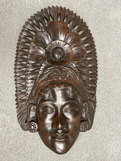 Deux masques en bois sculptée. 
30 x 18 cm...