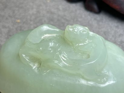 Deux sculptures en jadeite. 
H. :8,5 cm et...
