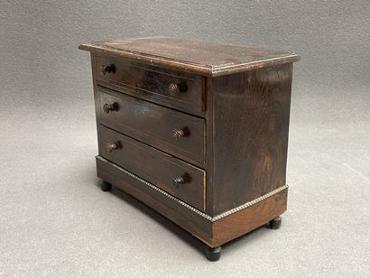 Commode et landau de poupées. 
32 x 39 x...