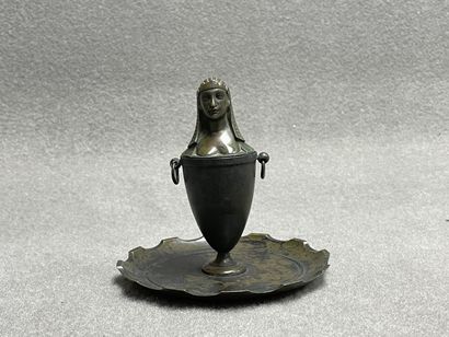 Encrier en régule patiné à décor d'egyptienne.
H:...