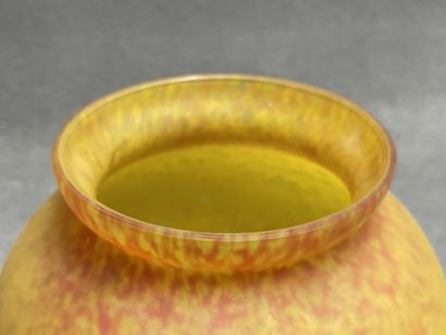 Vase en verre marbré. 
H. :23 cm.