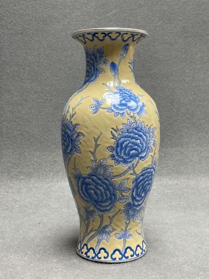 Vase en porcelaine asiatique à décor de fleurs...