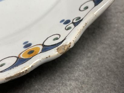 NEVERS.
Paire d'assiettes en faïence à décor...