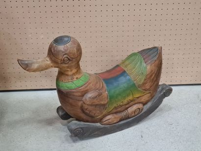 Canard à bascule en bois sculpté et patiné.
Travail...