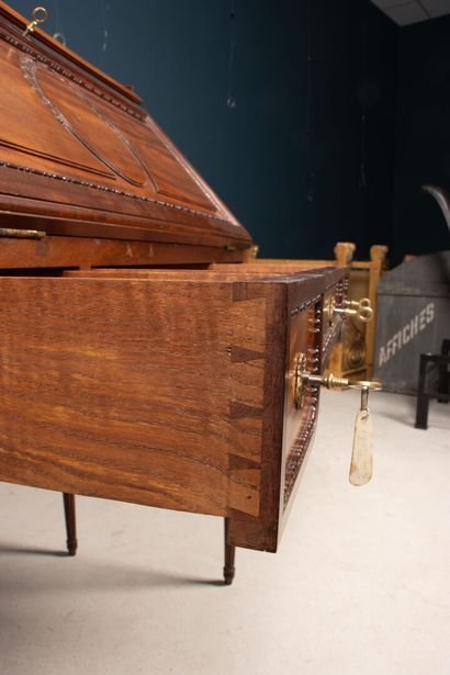 Bureau de pente en merisier et acajou.
Style...