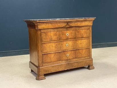 Commode à doucine en placage de noyer, ouvrant...