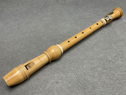 Moeck. 
Flûte en bois. 
L. :48 cm.