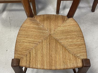 Six chaises rustiques paillées. 
H. :85 ...