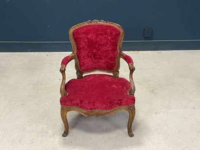 Fauteuil cabriolet
de style Louis XV. 
H....