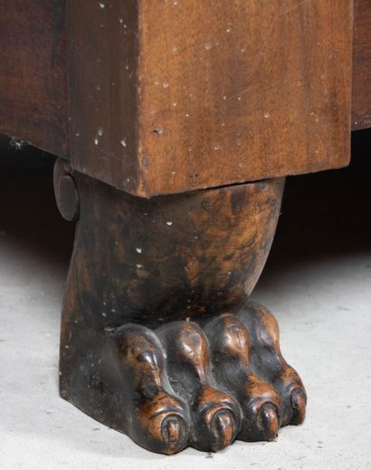 Commode en noyer, pieds griffe, ouvrant à...