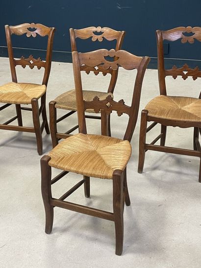 Six chaises rustiques paillées. 
H. :85 ...