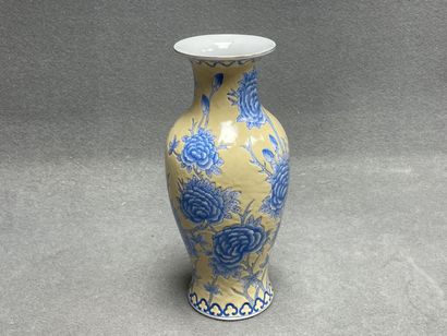 Vase en porcelaine asiatique à décor de fleurs...