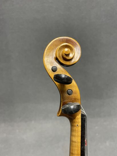 Petit violon et archet.
portant l' étiquette...