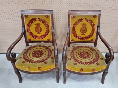 Paire de fauteuils crosse en placage d'acajou,...