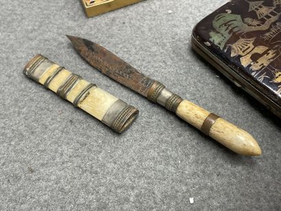 Lot de bibelots:
Etui,boite, boucle de ceinture,...