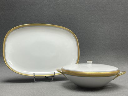Soupière et plat rectangulaire en porcelaine...