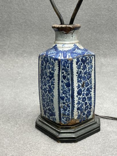 Pied de lampe en faïence. 
H. :37 cm.