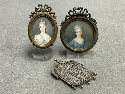 Elégantes. 
Deux miniatures cadre en bronze....