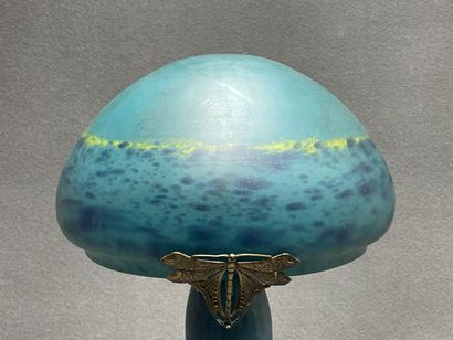 Lampe champignon en verre marbré.
Style Art...