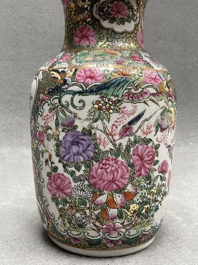 CHINE Deux vases en porcelaine décor Canton...