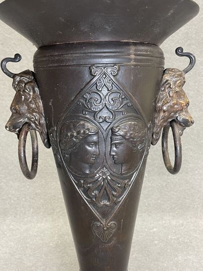 Vase cornet en régue patiné, style néoclassique.
H:...