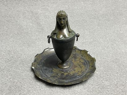 Encrier en régule patiné à décor d'egyptienne.
H:...