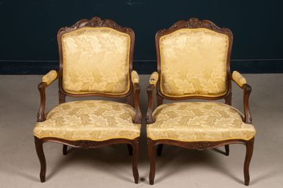 Paire de fauteuils , garnis de tissu jaune
style...