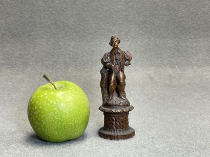 Elégant en bois sculpté formant boite. 
H....